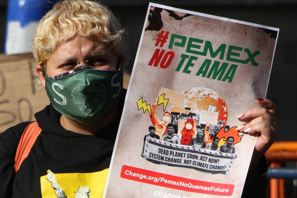 Jóvenes se manifestaron a las afueras de Palacio Nacional, para exigir más acciones ante el cambio climático.