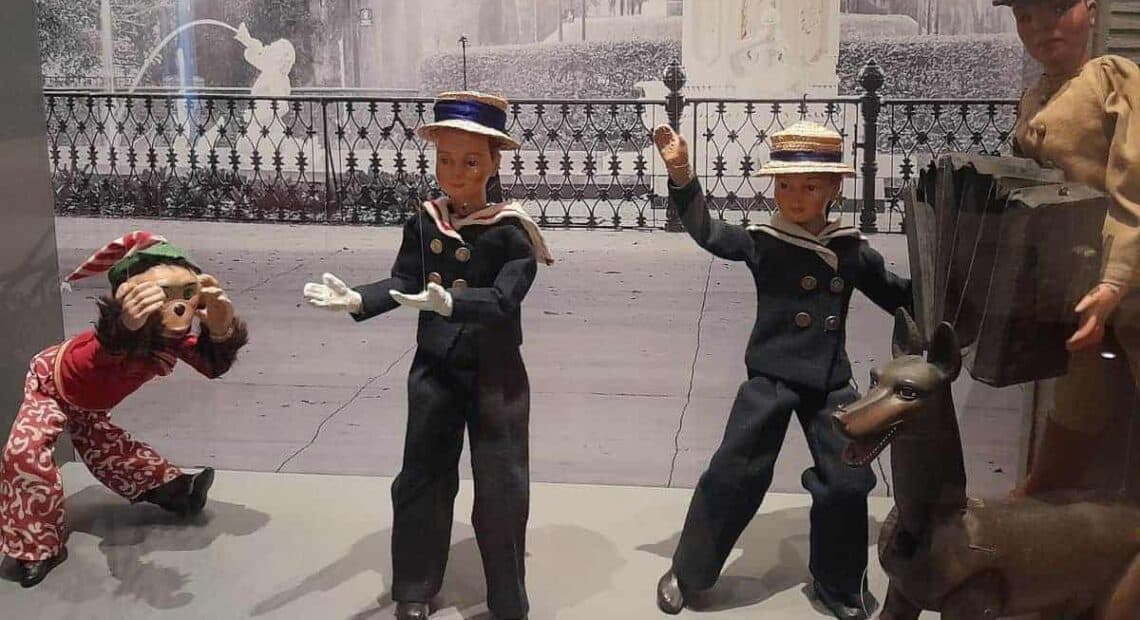 Museo Casa de las Marionetas de Puebla - Organillero y niños en la Alameda