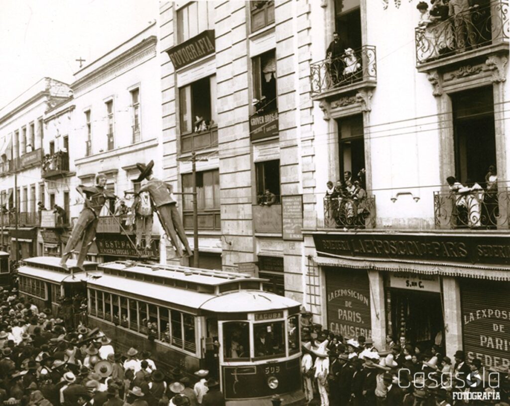 Quema de Judas en Calle Tacuba. Autor: Agustín V. Casasola, c. 1910