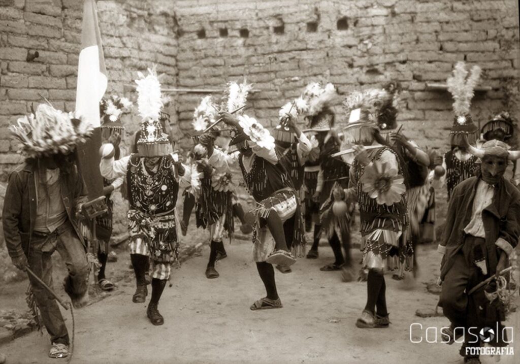 Indígenas con trajes ceremoniales en San Juan de Los Lagos, Jal. Autor: Hugo Brehme, c. 1910
