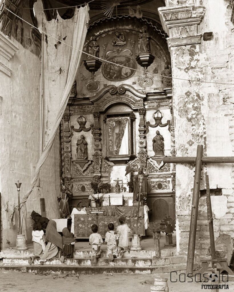 Niños rezando en altar de Iglesia de Santo Domingo, Oax. Autor: Hugo Brehme, c. 1911