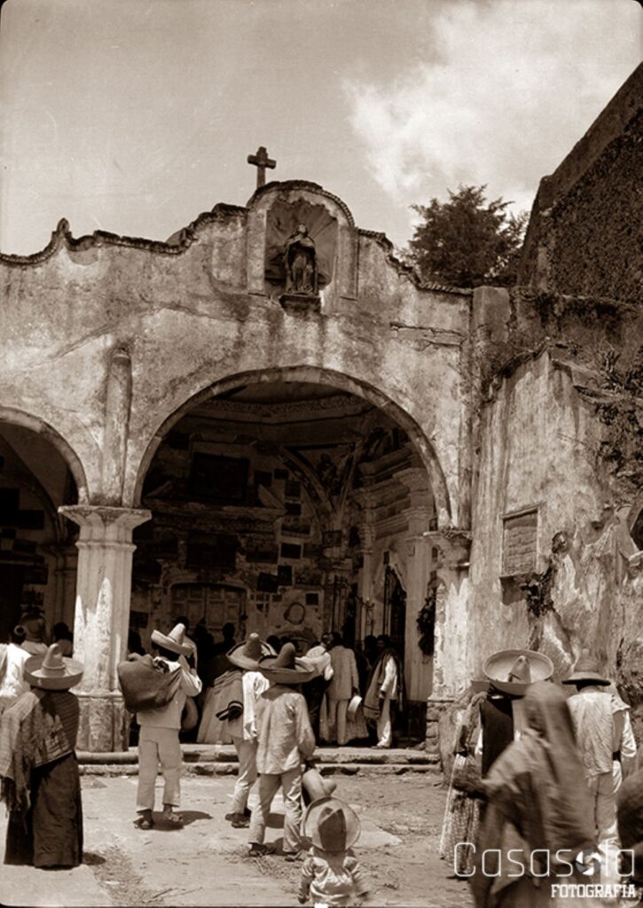 Personas reunidas en iglesia del Sacromonte, Edo. de México. Autor: Hugo Brehme, c. 1920