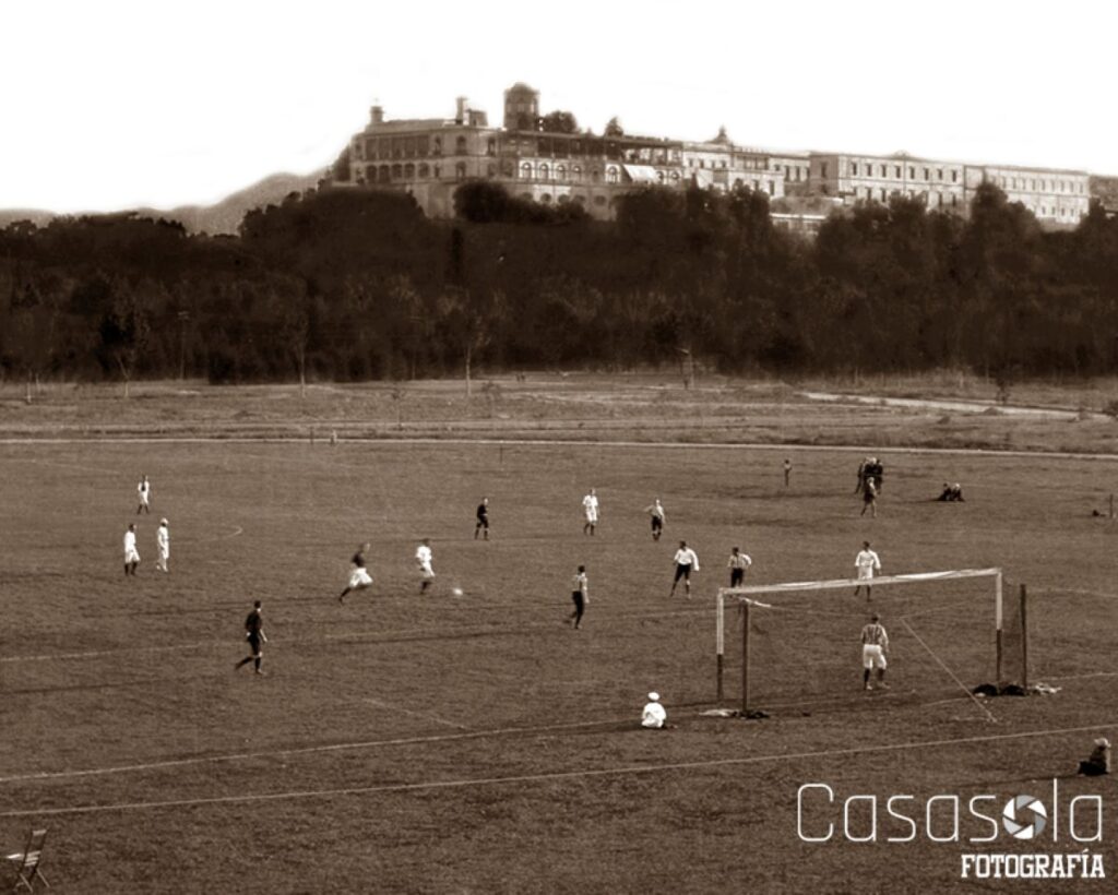  Partido de futbol en el Club Reforma y al fondo, el Castillo de Chapultepec. Autor: Agustín V. Casasola, c. 1908