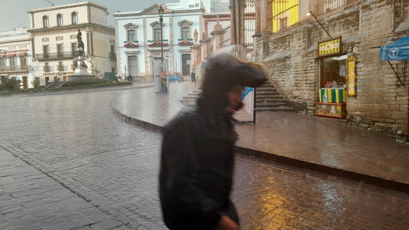 EN AMORES CON LA MORENA / La lluvia en el visor